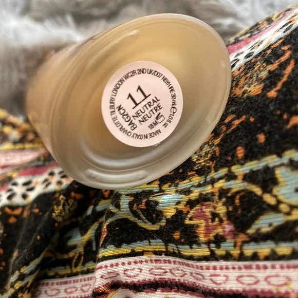 Brand new Charlotte Tilbury airbrush flawless foundation shade 11 - Picture 6 of 7